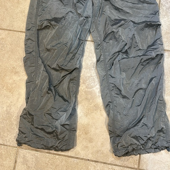 NWT! Urban Outfitters iets frans Gray Shiny Baggy Tech Parachute Pants S bungee - Picture 7 of 9
